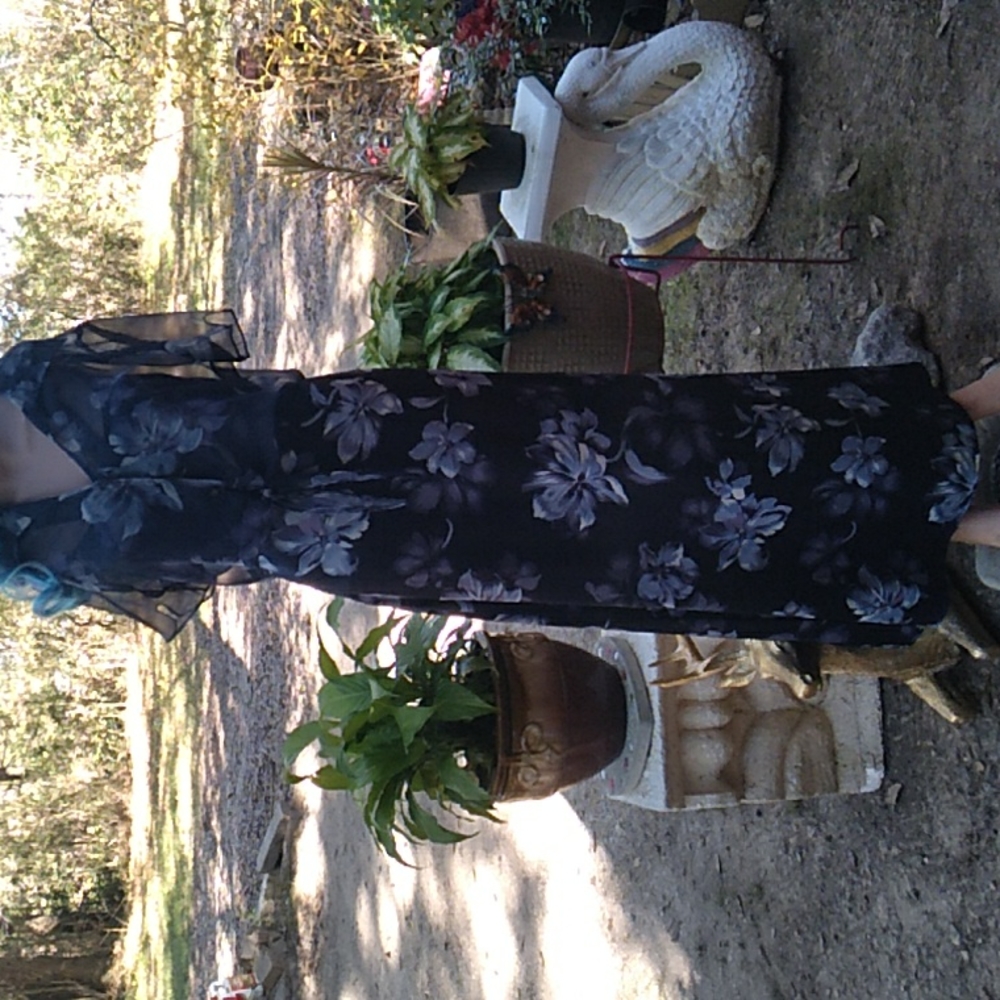EUC 2 PC. "Lisa Jo" BEAUTIFUL LONG DRESS W/FLOWERS & SHEER JACKET